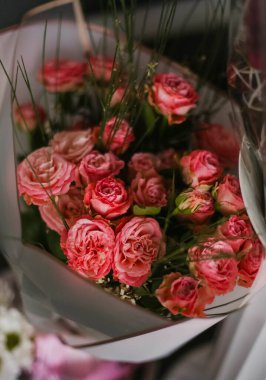 İç kısımda bir buket çiçek.