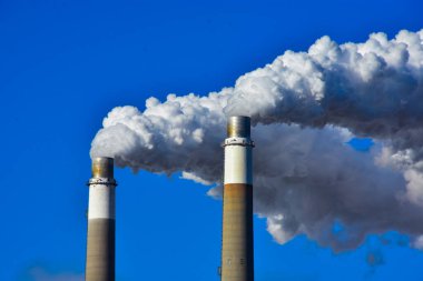 Kömür santralindeki egzoz yığınları atmosfere gaz yayıyor. .