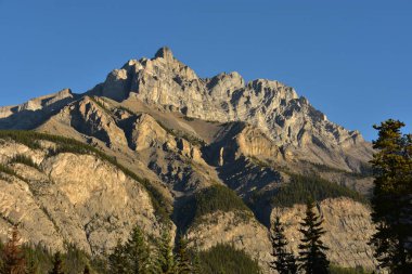 Majestic Cascade Dağı, Banf Ulusal Parkı 'ndaki Banff kasabasının üzerinde yükseliyor, Alberta, Kanada.