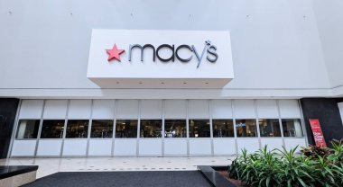 Toledo, Ohio - ABD, 13 Ocak 2025. Kapanmadan önce Macys 'in alışveriş merkezi girişi. Franklin Park Alışveriş Merkezi İş saatleri dışında. 