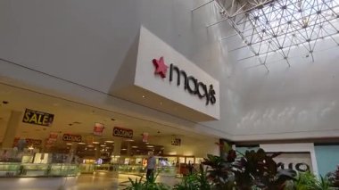 Toledo, Ohio - ABD, 13 Ocak 2025. Franklin Park AVM 'de kapanmadan önce bir Macys mağazasının iç girişi. Yüksek kalite 4K görüntü. Gezici kamera görüntüsü dışarıda ortaya çıkıyor.