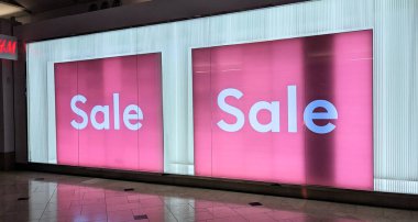 Toledo, Ohio, ABD - 13 Ocak 2025. H ve M vitrinlerinde Franklin Park Alışveriş Merkezi 'nin içinden görüldüğü gibi satış tabelası var. Yüksek kalite fotoğraf.