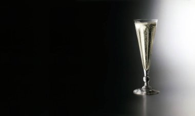 siyah arka plan üzerine şampanya ile cam