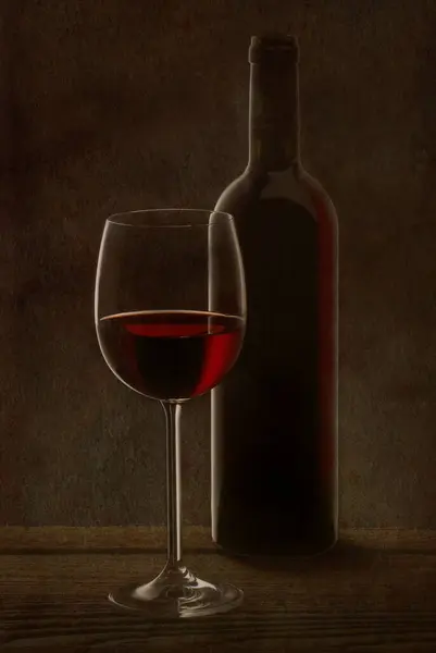 Kırsal bir arka planda şişe ve cam..