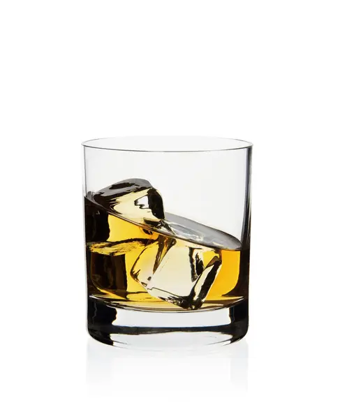 Beyaz arka planda buzlu viski bardağı..