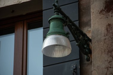 Venedik 'te cam kaseli eski sokak lambası.