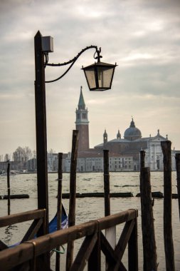 San Marco Meydanı yakınlarındaki iskeleden Basilica di San Giorgio Maggiore 'nin görüntüsü..