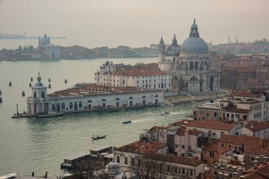 Santa Maria della Salute Kilisesi ve Büyük Kanal manzarası. Campanile San Marco 'da sisli bir Aralık sabahı görüldüğü gibi.
