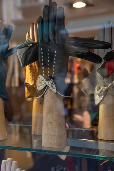 Siyah deri eldivenli kadın mankeni. Venedik 'te geleneksel bir dükkan