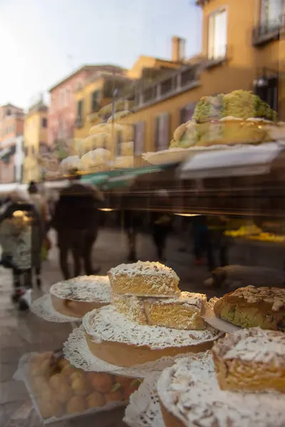 Venedik 'te geleneksel İtalyan kekleri ve çölleri