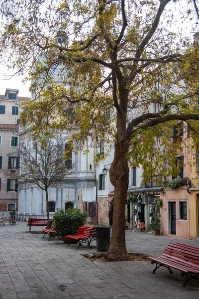 Venedik 'te geleneksel meydan, kanallardan uzakta.