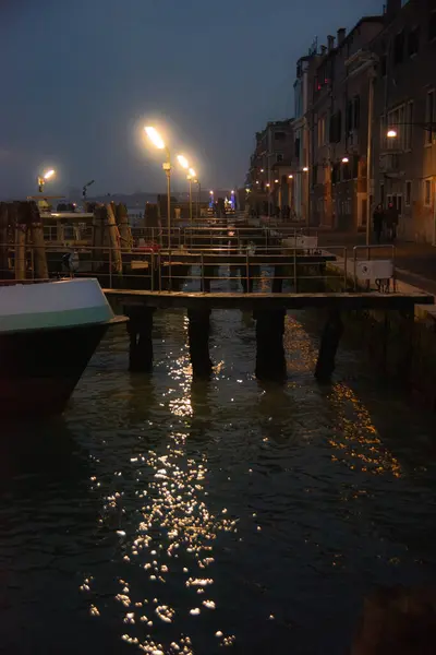 Venedik rıhtımının jettie ve rıhtımlarının gece görüşü.
