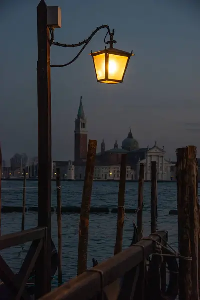 Piazzetta San Marco yakınlarındaki iskeleden Basilica di San Giorgio Maggiore 'nin gece manzarası.