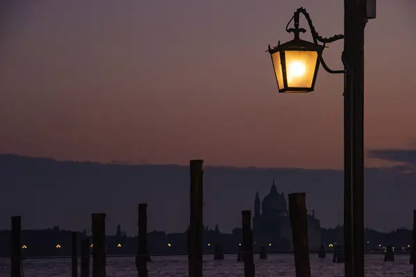 Santa Maria della Salute ile Venedik 'in gece manzarası Piazzetta San Marco yakınlarındaki iskeleden görüldüğü gibi.