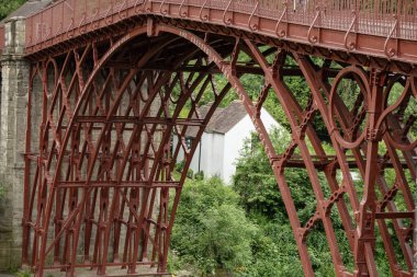  Demir Köprü, Shropshire 'daki Severn Nehri' ni geçer. 1781 'de dünyada inşa edilen ilk büyük dökme demir köprüydü.. 