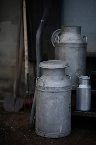 Üç farklı boyutta eski metal süt çalkantıları, tüm günlük çiftliklerde bulunurdu..