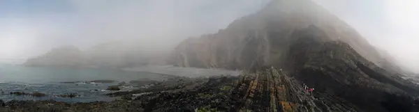 Kuzey Devon 'daki Spekes Mill Mouth' daki deniz sisindeki oryantasyon uzmanlarının panoramik görüntüsü. 