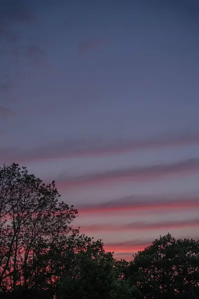 Serin bir sonbahar akşamında fantastik günbatımı bulutları