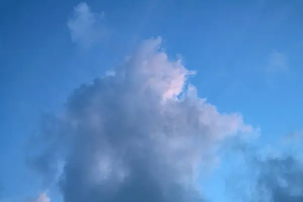 Kümülüs bulutları güzel bir yaz, akşam gökyüzünde.