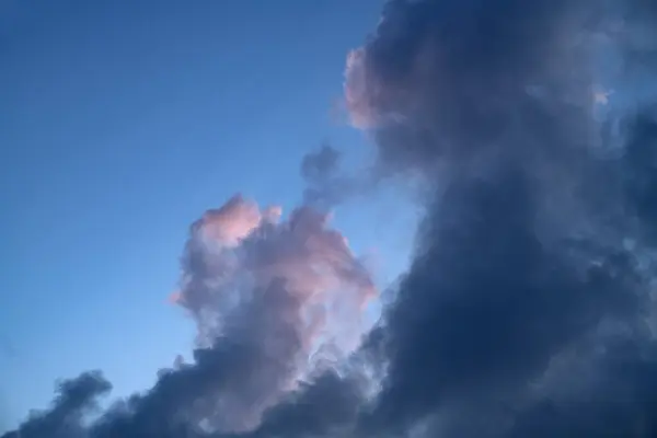 Kümülüs bulutları güzel bir yaz, akşam gökyüzünde.