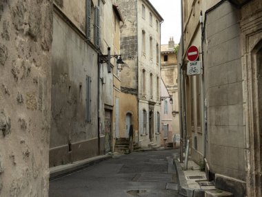 Arles, Fransa 'da eski bir ortaçağ caddesi.