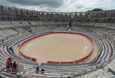 Arles, Fransa 'daki Roma Amfitiyatrosu. Şu anda hala konserlerde kullanılıyor..