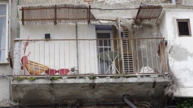 Bastia, Korsika 'da bir köy balkonunun renkleri ve ayrıntıları.