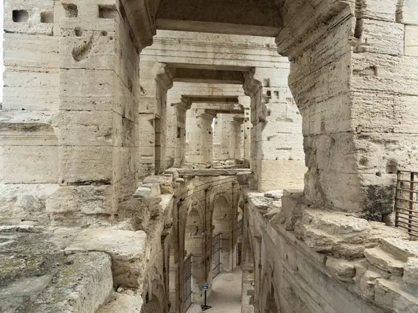 Arles 'deki Roma amfitiyatrosunun mimari ayrıntıları