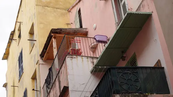 Bastia, Korsika 'da bir köy balkonunun renkleri ve ayrıntıları.