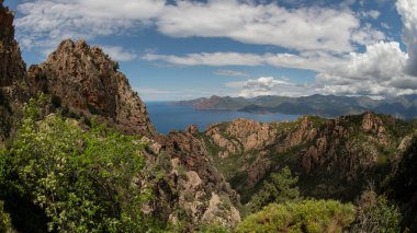 Korsika 'daki Calanques de Piana' nın kırmızı kayalıkları..