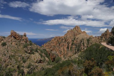 Korsika 'daki Calanques de Piana' nın kırmızı kayalıkları..