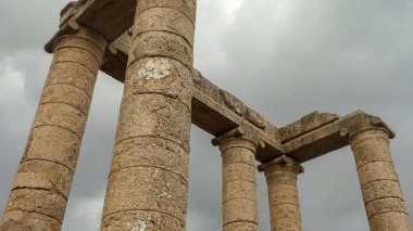 Artemis Tapınağı ve sütunları var. Orijinal Kartaca - Roma tapınağı M.Ö. 500 yılında inşa edildi ve M.Ö. 300 yılında restore edildi.