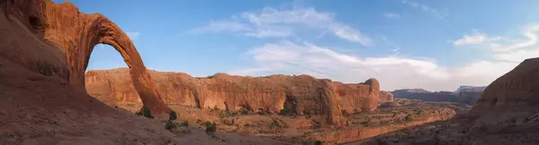 Moab, Utah yakınlarındaki Corona Kemeri. Corona Kemeri, Utah 'ın başkenti Utah' ta Moab 'ın batısındaki Colorado Nehri' nin kenarında bulunan doğal bir kumtaşı kemeridir. ABD.