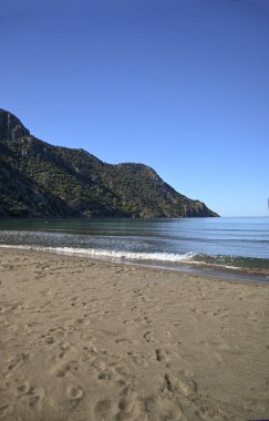 Güney Türkiye 'de Dalyan yakınlarındaki Iztuzu Sahili' nden Akdeniz manzarası. Kristal berrak su ve hafif eğimli bir plaj.