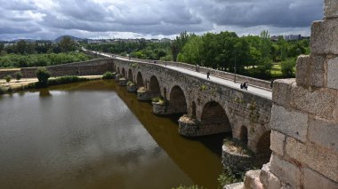 Merida Puente Romana, Roma 'nın hayatta kalan en uzun köprüsü. 755 metre ve Guadiano Nehri üzerinde 62 açıklık. Yol trafiğinin yakınlardaki Lusitania Köprüsü 'ne yönlendirilmesiyle yayaya çıktı..