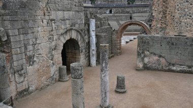 Merida amfitiyatrosundaki sütun. Merida 'daki Roma Tiyatrosu' nun inşası MÖ 16-15 yılları arasında konsolos Vispanius Agrippa tarafından desteklenmiştir..