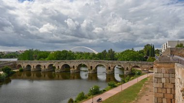 Merida Puente Romana, Roma 'nın hayatta kalan en uzun köprüsü. 755 metre ve Guadiano Nehri üzerinde 62 açıklık. Yol trafiğinin yakınlardaki Lusitania Köprüsü 'ne yönlendirilmesiyle yayaya çıktı..