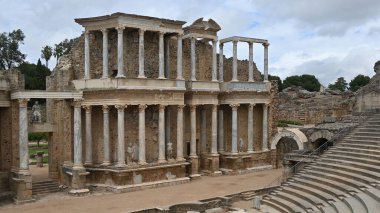 İspanya, Merida 'daki Teatro Romano. M.Ö. 15 civarında inşa edilmiş ve bugün hala konserler, oyunlar ve baleler için kullanılıyor..