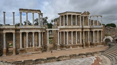 İspanya, Merida 'daki Teatro Romano. İ.Ö. 15 'te kurulmuş ve bugün hala kullanımda.