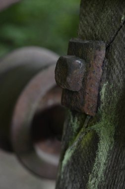 Sürgülü, desenli ahşap ve dişli kullanılmayan Victoria Sluice kapı sisteminde pas topluyor.. 