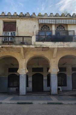 Meknes 'teki İslami cephe. Fas 'ta Meknes sokaklarında eski İslami mimari