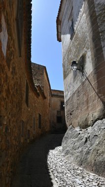 Old Town Caceres 'de. Duvarlarla çevrili eski Caceres kasabasının eski kaldırımlı sokaklarında modernliğe dair hiçbir kanıt yok.