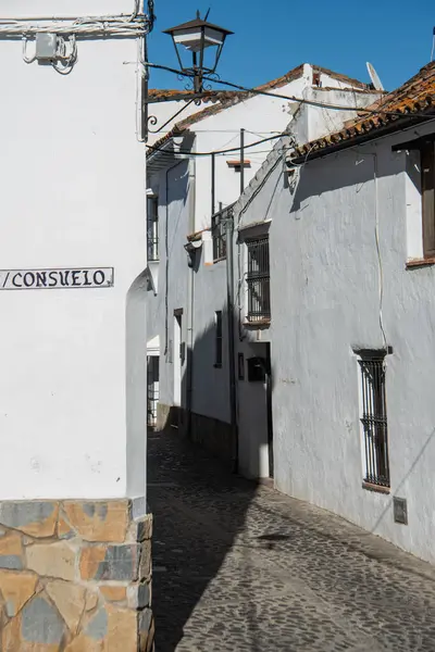 Endülüs 'ün kaldırımlı caddesinde. Jimena de la Frontera, Endülüs 'te eski bir kaldırım. İspanya. Dar ve yol boyalı binalarla.