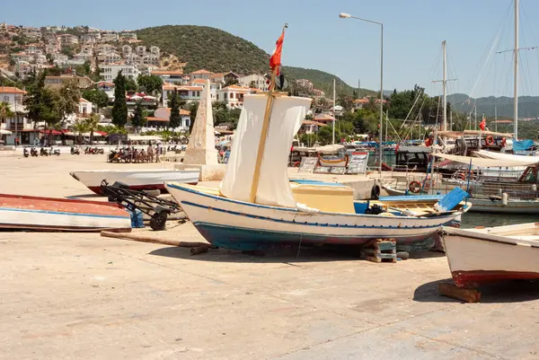 Kas Harbour, Türkiye. Türkiye 'nin güneyindeki Kas limanında gün ortası. Sıcak bir yaz günü.