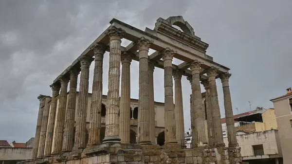 Merida 'daki iyi korunmuş Diana Tapınağı. M.S. 1 'de Romalılar tarafından inşa edilmiş. Şimdi bir UNESCO Mirası sahası.