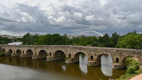 Merida Puente Romana, Roma 'nın hayatta kalan en uzun köprüsü. 755 metre ve Guadiano Nehri üzerinde 62 açıklık. Yol trafiğinin yakınlardaki Lusitania Köprüsü 'ne yönlendirilmesiyle yayaya çıktı..
