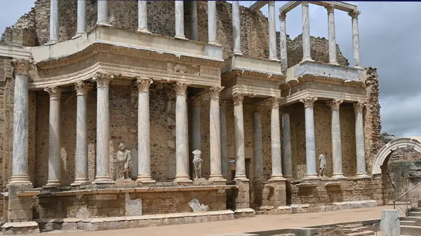 İspanya, Merida 'daki Teatro Romano. İ.Ö. 15 'te kurulmuş ve bugün hala kullanımda.