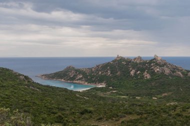 Roccapina Gözetleme Kulesi. Roccapina Körfezi ve 16. yüzyıl Ceneviz gözlem kulesinin manzarası..