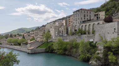Sisteron, Durance nehrinin kıyısında, Alpes-de-Haute-Provence 'de yer almaktadır. Bazen 