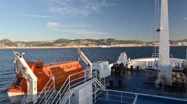 Tangier Hastanesi yaklaşıyor. Tangier Med limanında Afrika 'yı ilk kez görüyorum. Fas.